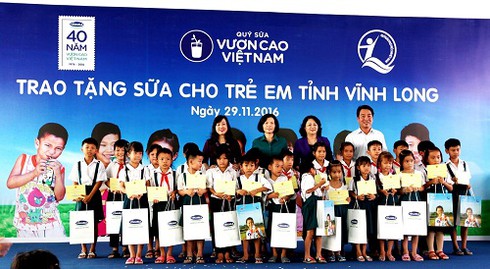 Quỹ sữa Vươn cao Việt Nam và Vinamilk tiếp tục trao tặng gần 130.000 ly sữa cho trẻ em tại Vĩnh Long - ảnh 2