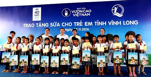 Quỹ sữa Vươn cao Việt Nam và Vinamilk tiếp tục trao tặng gần 130.000 ly sữa cho trẻ em tại Vĩnh Long - ảnh 3