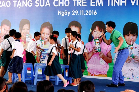 Quỹ sữa Vươn cao Việt Nam và Vinamilk tiếp tục trao tặng gần 130.000 ly sữa cho trẻ em tại Vĩnh Long - ảnh 6