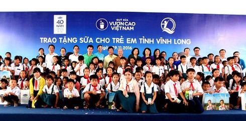 Quỹ sữa Vươn cao Việt Nam và Vinamilk tiếp tục trao tặng gần 130.000 ly sữa cho trẻ em tại Vĩnh Long - ảnh 7