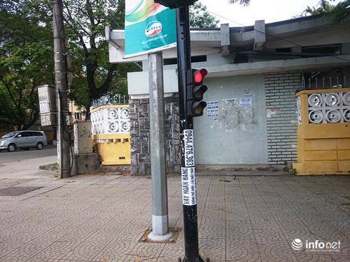 Quảng cáo, rao vặt, tờ rơi… bủa vây Cố đô Huế - ảnh 11