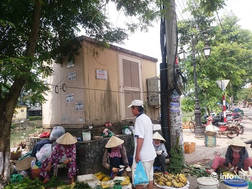 Quảng cáo, rao vặt, tờ rơi… bủa vây Cố đô Huế - ảnh 5