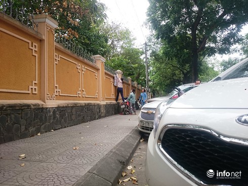 Quảng cáo, rao vặt, tờ rơi… bủa vây Cố đô Huế - ảnh 6