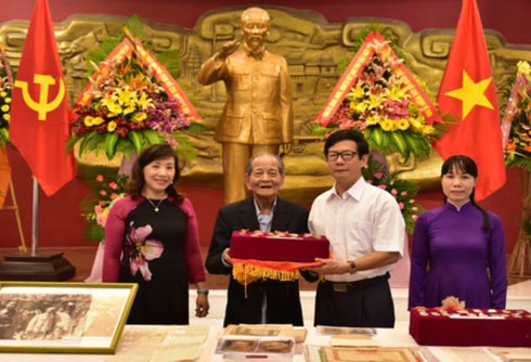 Thừa Thiên - Huế: Tiếp nhận tư liệu và hiện vật về Chủ tịch Hồ Chí Minh - ảnh 2