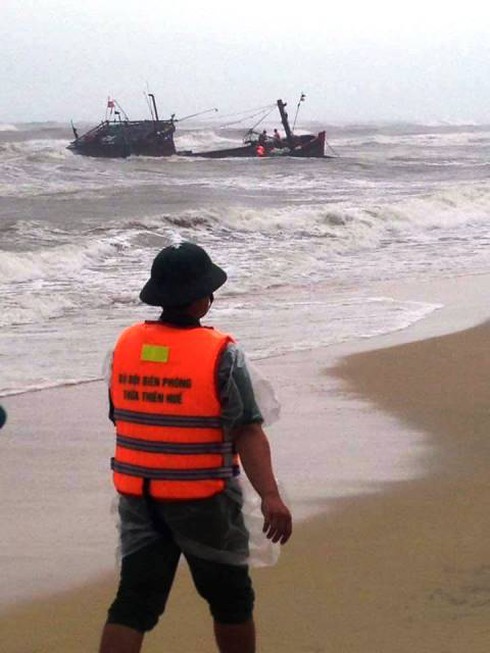 Sóng biển đánh chìm tàu cá chết máy ở Huế - ảnh 2