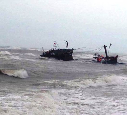 Sóng biển đánh chìm tàu cá chết máy ở Huế - ảnh 1