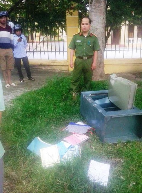 Huế: Két sắt huyện uỷ A Lưới bị khiêng ra ngoài đập phá, mất 50 triệu đồng - ảnh 1