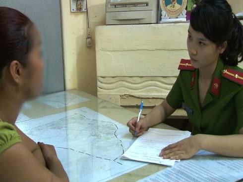 Huế: Nữ 9X buôn bán lấn chiếm vỉa hè, chống người thi hành công vụ - ảnh 1