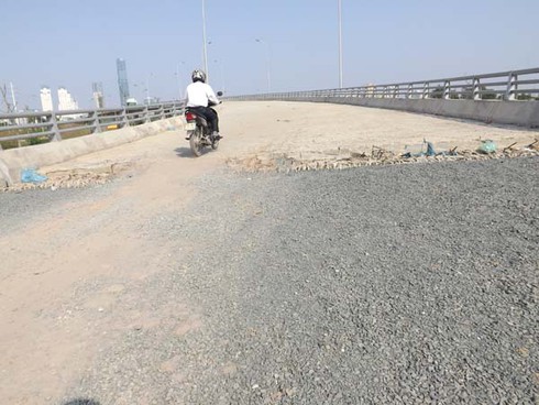 Dang dở những cầu vượt đại lộ Thăng Long - ảnh 1