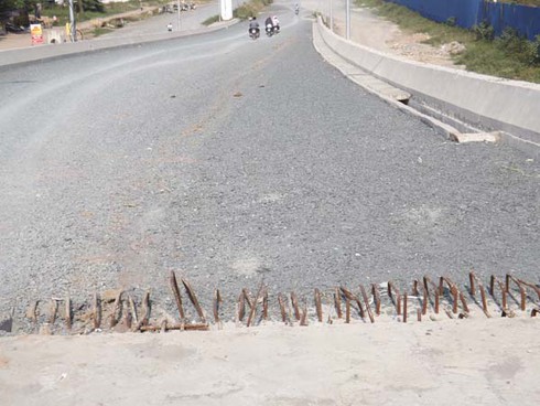 Dang dở những cầu vượt đại lộ Thăng Long - ảnh 2