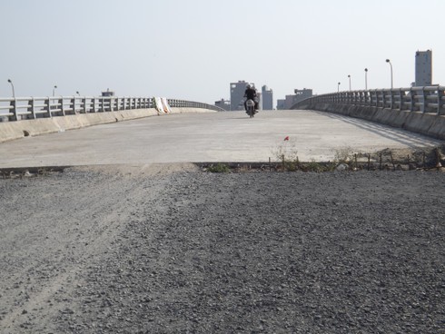 Dang dở những cầu vượt đại lộ Thăng Long - ảnh 3