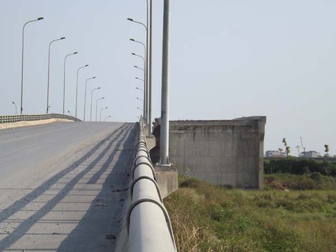 Dang dở những cầu vượt đại lộ Thăng Long - ảnh 10
