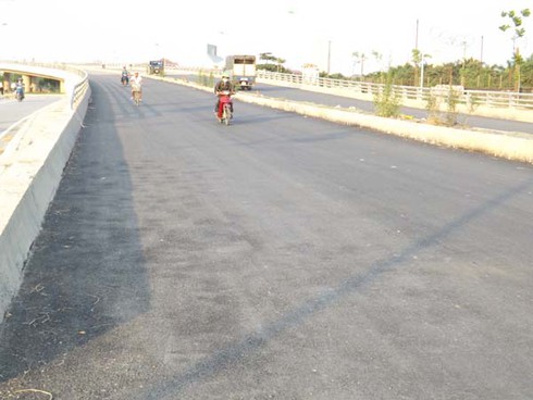 Dang dở những cầu vượt đại lộ Thăng Long - ảnh 12