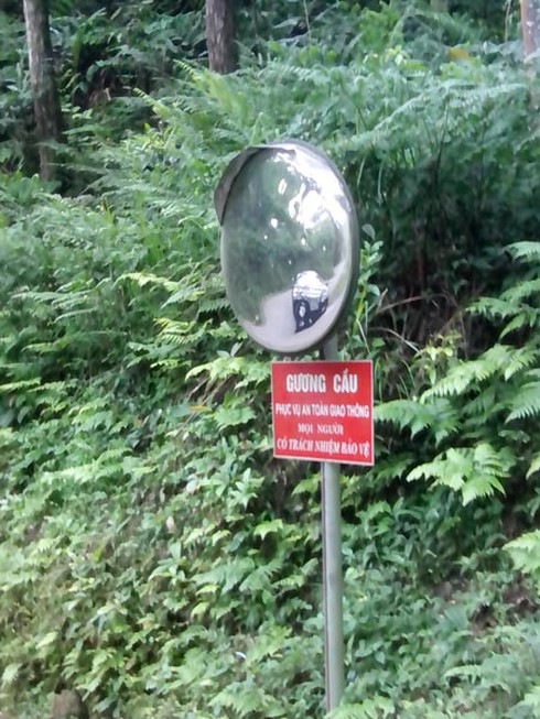 Gương cầu đường lên Tam Đảo bị phá hoại nghiêm trọng - ảnh 1