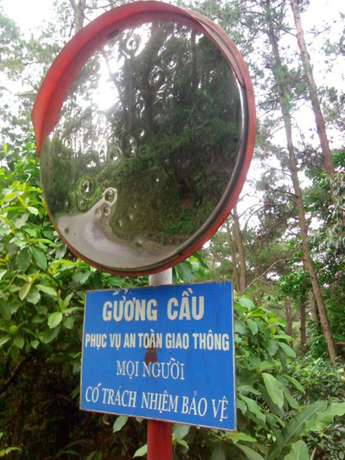 Gương cầu đường lên Tam Đảo bị phá hoại nghiêm trọng - ảnh 3
