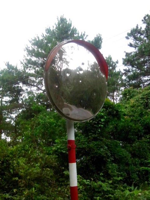 Gương cầu đường lên Tam Đảo bị phá hoại nghiêm trọng - ảnh 6