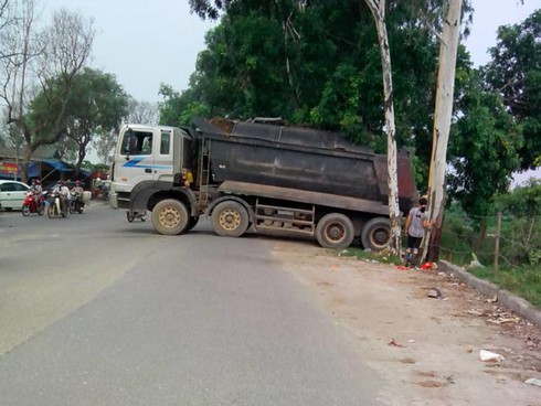 Tháng 8: Hà Nội ra quân xử lý xe chở phế thải - ảnh 1