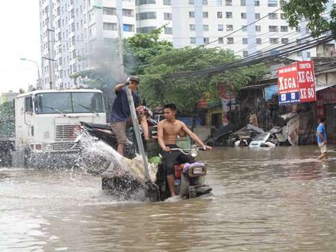 Hà Nội ngập: Kiếm bộn tiền nhờ ... lụt lội - ảnh 3