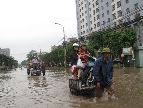 Hà Nội ngập: Kiếm bộn tiền nhờ ... lụt lội - ảnh 2