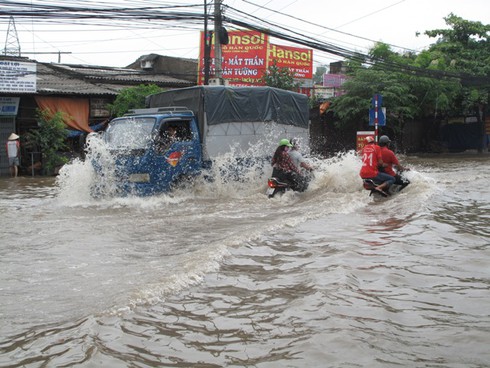 Hà Nội ngập: Kiếm bộn tiền nhờ ... lụt lội - ảnh 1