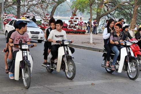 Hà Nội: Tập trung xử lý thanh thiếu niên ngổ ngáo vi phạm ATGT - ảnh 1