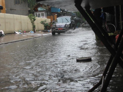 Giữa Thủ đô, mưa rào là... lụt - ảnh 1