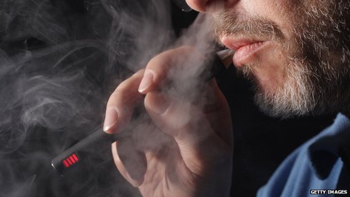 Hút thuốc lá điện tử cũng có thể bị phạt tới 10 triệu đồng - ảnh 1