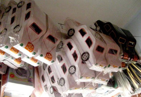 Bán siêu xe, tàu vũ trụ cho... người âm - ảnh 4