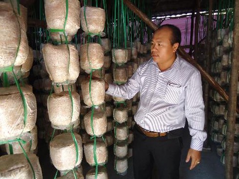 Nông dân La Bông học nghề làm nấm - ảnh 1