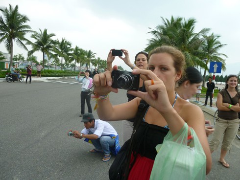 Du khách quốc tế đua tài bên bờ biển Đà Nẵng - ảnh 9