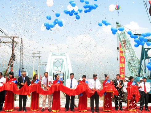 Hoàn tất nâng cấp 10 cầu đường sắt yếu ở miền Trung - ảnh 1