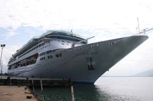 Khám phá du thuyền 5 sao của Mỹ cập cảng Huế - ảnh 1