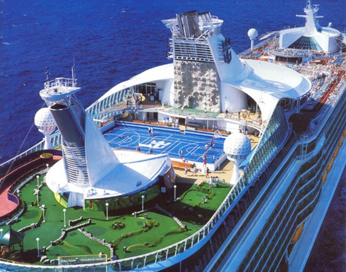 Khám phá du thuyền 5 sao của Mỹ cập cảng Huế - ảnh 2