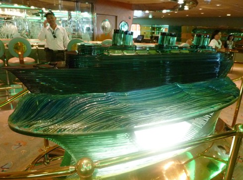 Khám phá du thuyền 5 sao của Mỹ cập cảng Huế - ảnh 3