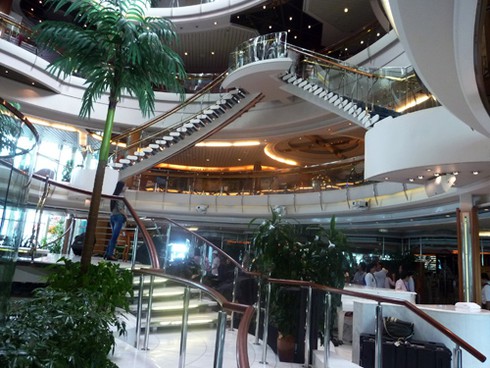 Khám phá du thuyền 5 sao của Mỹ cập cảng Huế - ảnh 4