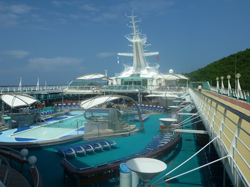 Khám phá du thuyền 5 sao của Mỹ cập cảng Huế - ảnh 5