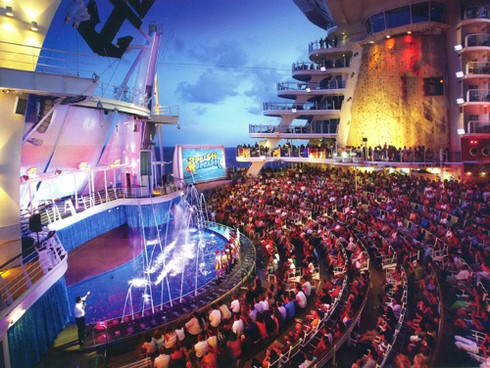 Khám phá du thuyền 5 sao của Mỹ cập cảng Huế - ảnh 11