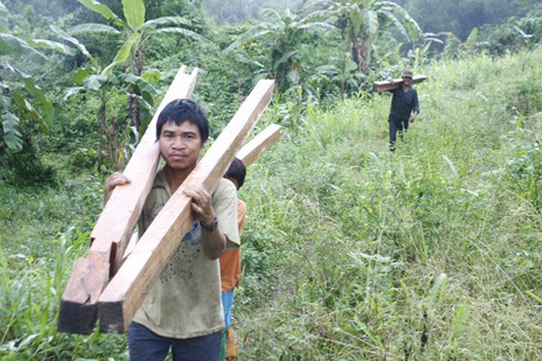 Quảng Nam: Người dân ùn ùn bỏ về xuôi, chuyển vào rừng vì sợ động đất - ảnh 2