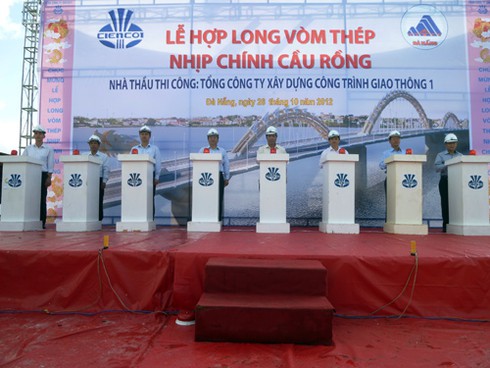 Đà Nẵng hợp long vòm thép lớn nhất của cầu Rồng - ảnh 1