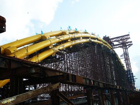 Đà Nẵng hợp long vòm thép lớn nhất của cầu Rồng - ảnh 3