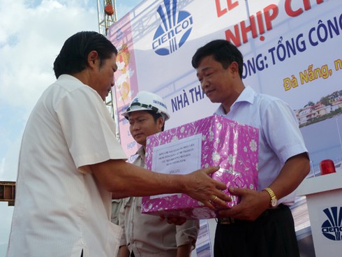 Đà Nẵng hợp long vòm thép lớn nhất của cầu Rồng - ảnh 4