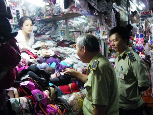 Đà Nẵng: Phát hiện áo dây nịt ngực Trung Quốc có chứa