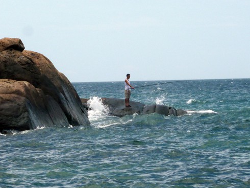 Câu cá gặp trời mưa, một cụ ông rớt xuống biển chết đuối - ảnh 1