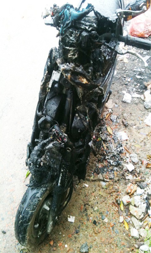 Cháy xe máy do... quạt tàn lửa bắn vào xăng! - ảnh 1