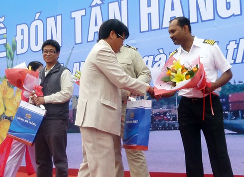 Cảng Đà Nẵng đón chuyến hàng đầu tiên trong năm mới 2013 - ảnh 3