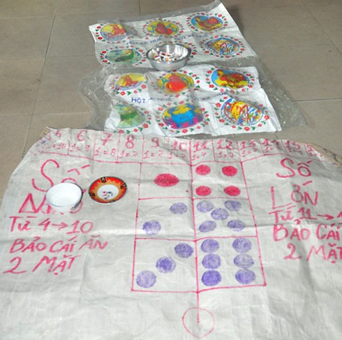 Bắt ổ cờ bạc công khai giữa khu dân cư - ảnh 2