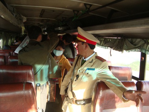 Bắt xe khách chở vượt 14 người - ảnh 1