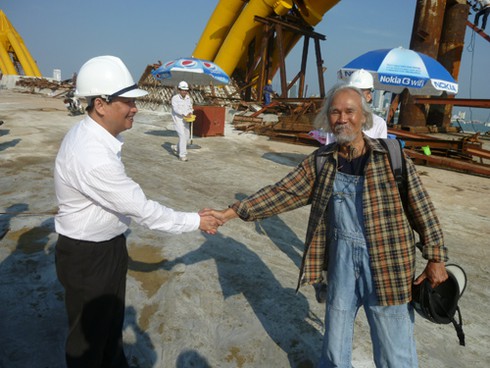 Phạm Văn Hạng vui như trẻ thơ khi lắp đầu rồng - ảnh 1