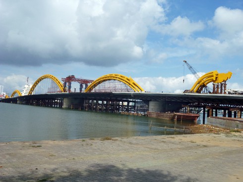 Ngắm rồng bay từ những cây cầu trên sông Hàn - ảnh 1