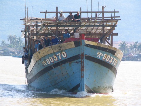 Tàu cá của ngư dân miền Trung bị tàu hải quân nước ngoài bắt giữ - ảnh 1